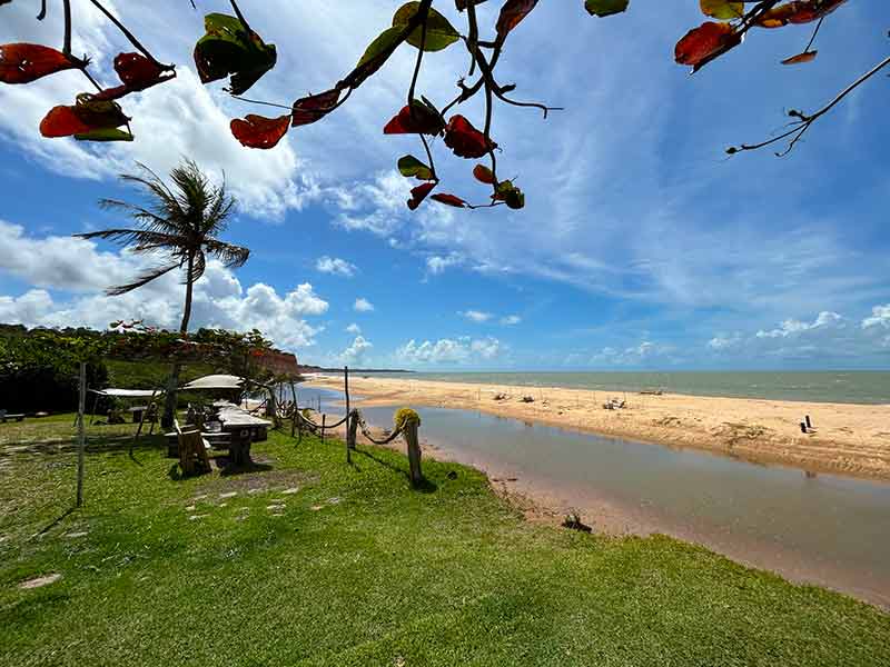 Vista de Japara Grande, em Cumuruxatiba, com rio, areia e mar à frente