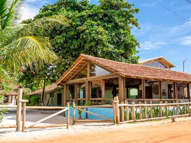 Área externa da Loin de Tout com árvores e céu azul