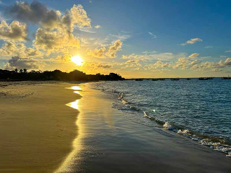 Pôr do sol na Ponta do Corumbau com ondas do mar e areia