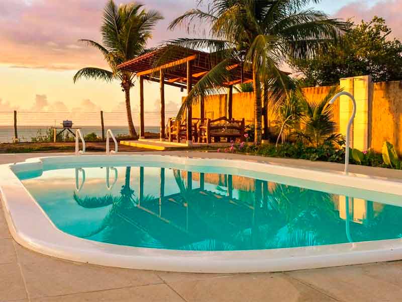 Piscina vazia da Pousada Azul, dica entre as pousadas em Cumuruxatiba, no final da tarde