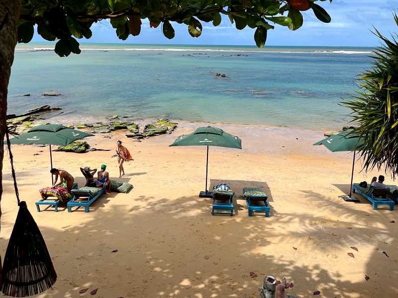 Espreguiçadeiras da Corais do Mar com turistas aproveitando o dia