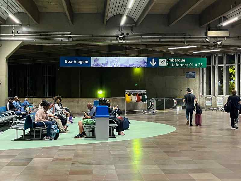 Passageiros aguardam na área de espera do Terminal Rodoviário do Tietê