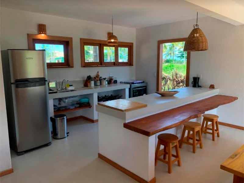 Cozinha completa com geladeira e fogão da Vila Budião