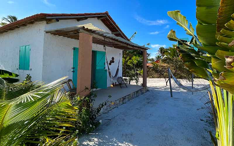 Casinha da Vila da Falésia, dica de onde ficar em Corumbau, branca e verde com rede em frente