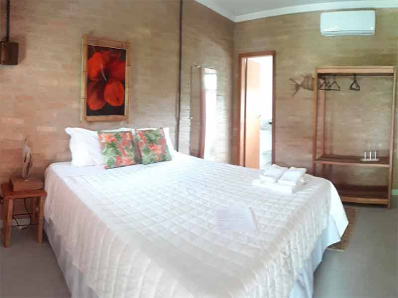 Quarto da Vila das Mangabeiras, dica de onde ficar em Corumbau, com cama de casal, quadro e ar-condicionado