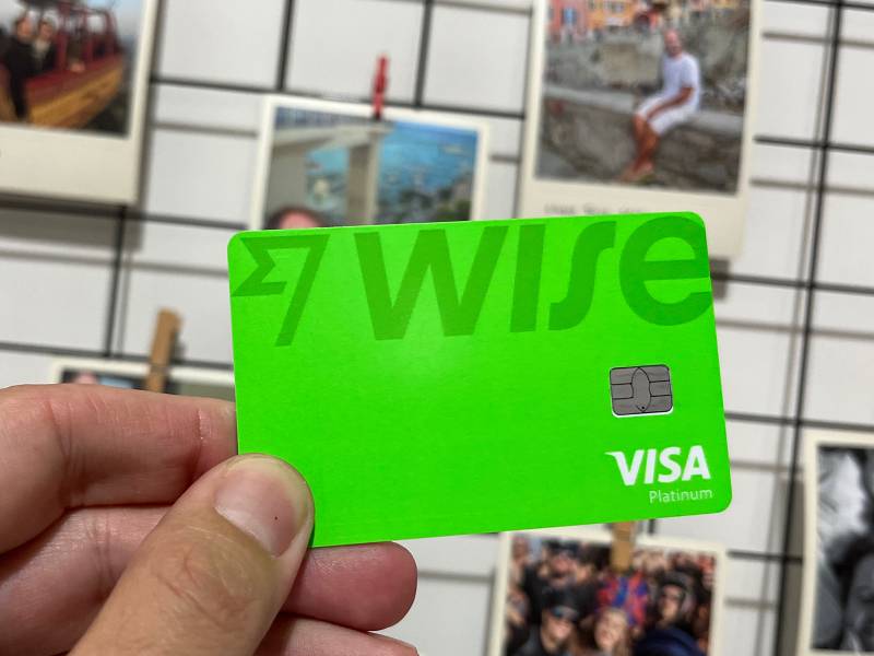 Mão segura cartão da Wise; veja como fazer saques grátis com a Wise