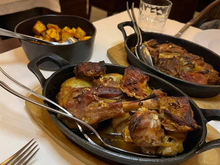Borrego, carne de cordeiro, assado no vinho com batata frita do Dom Joaquim, dica entre os restaurantes no Alentejo