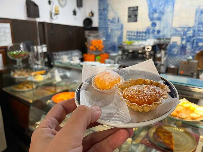 Beijo de freira e pastel de Santa Clara em pratinho na Pastelaria Conventual, dica de onde comer no Alentejo