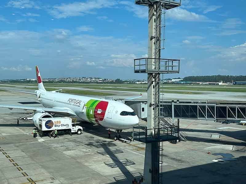 Avião da TAP no aeroporto internacional de Guarulhos, em São Paulo, em dia de céu azul