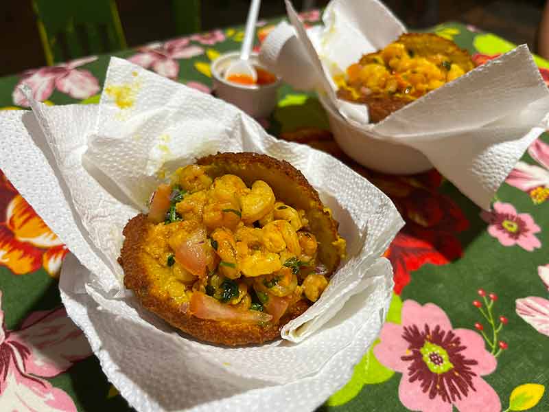 Dois acarajés completos com camarão no Cantinho da Linda