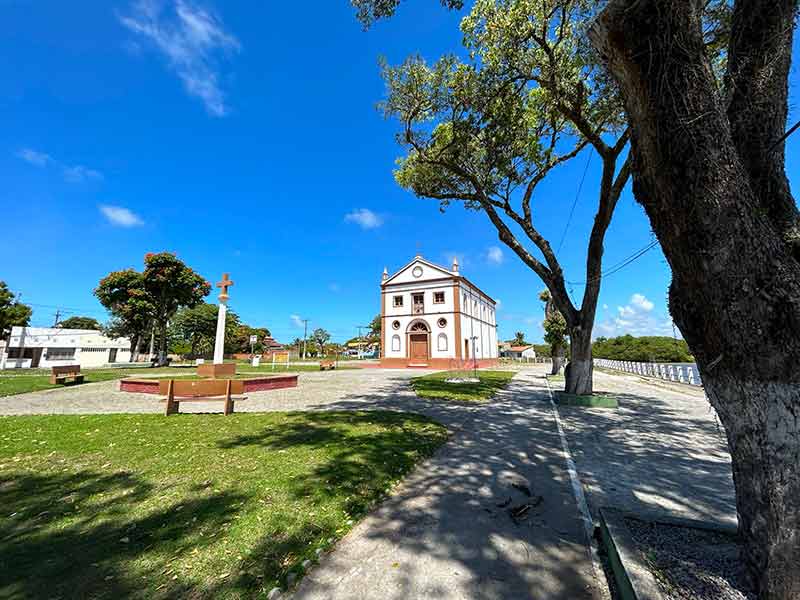 Igrejinha no centrinho de Belmonte, na Bahia, em dia de céu azul