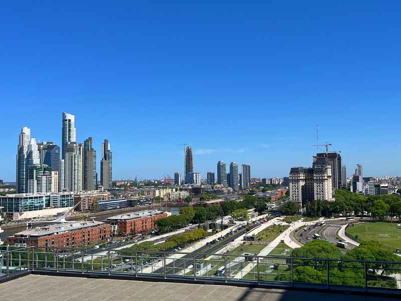 Terraço do Centro Cultural Kirchner em Buenos Aires com vista pra Puerto Madero