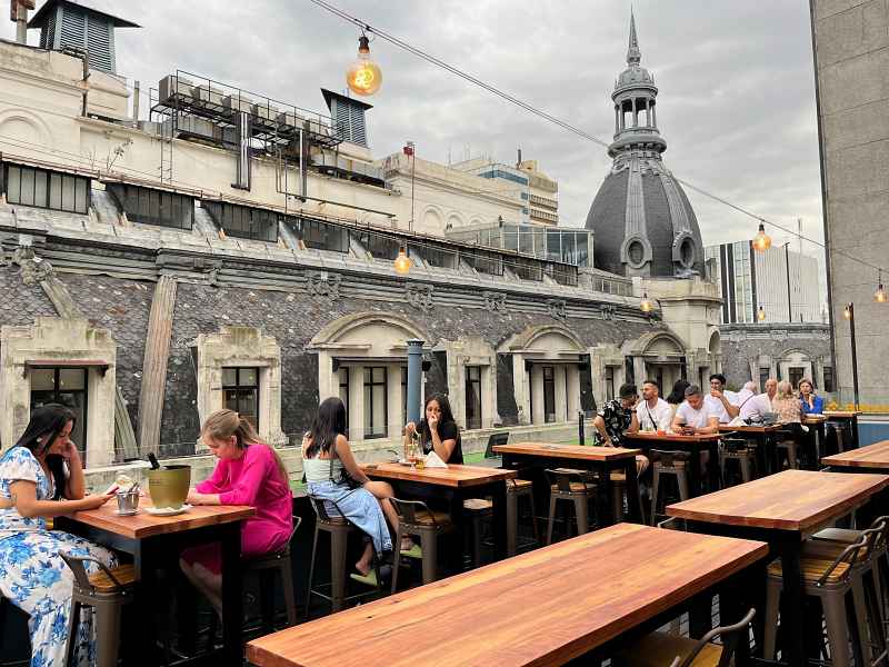 Clientes em mesas ao ar livre no Florida 165