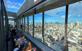Pessoas apreciam vista de Buenos Aires no Olympo Sky Bar