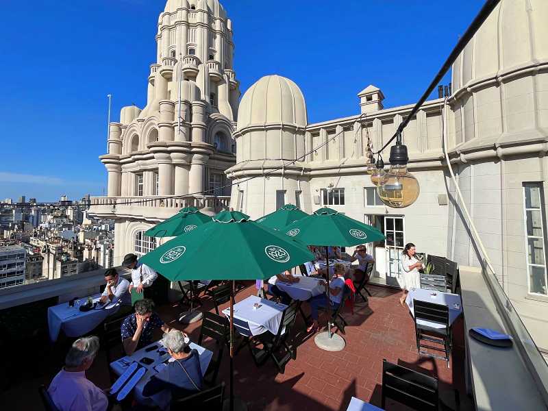 Terraço do Salón 1923 com Palacio Barolo ao fundo