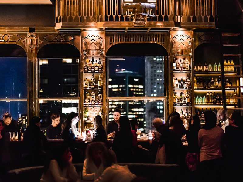 Vista interna do Trade Sky Bar à noite, eleito o melhor entre os rooftops em Buenos Aires