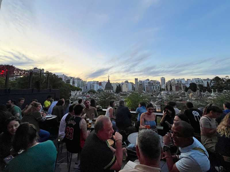 Pessoas no terraço do Bartola Craf, um dos mais curiosos rooftops em Buenos Aires