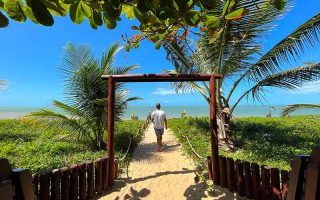 Caminho para a praia da vila de Santo André na pousada Vila Araticum