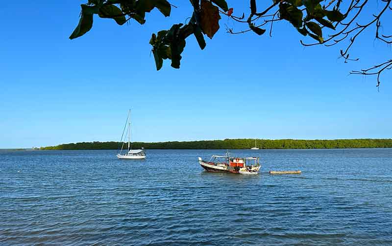 Barquinho no rio João de Tiba na vila de Santo André