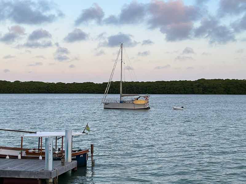 Barco no rio João de Tiba durante o entardecer em Santo André na Bahia