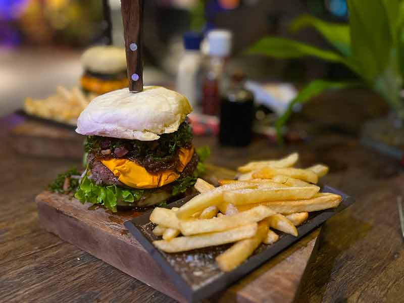 Hambúrguer com queijo e batata frita do Gastrô Vila, dica de restaurante em Santo André na Bahia