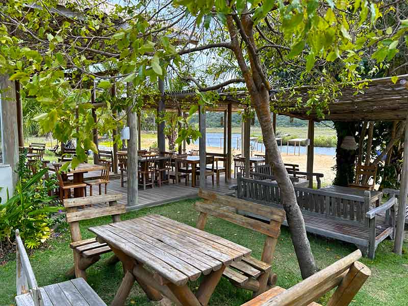 Restaurante Xauá, perto de Santo André na Bahia, com vista para o rio em meio a jardim