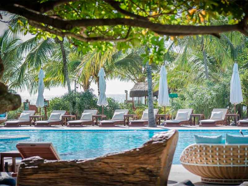 Piscina do Campo Bahia, dica de onde ficar em Santo André na Bahia, com espreguiçadeiras vazias