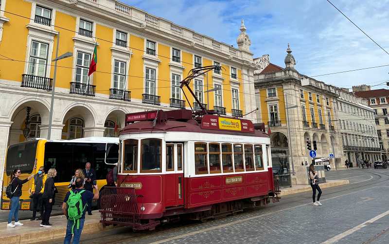 Bonde em frente ao Terreiro do Paço, em Lisboa