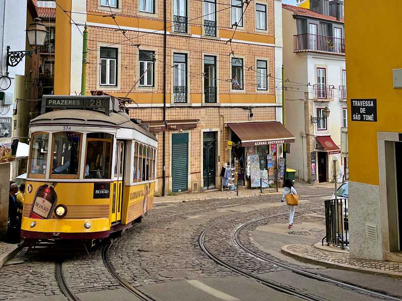 Bonde elétrico nas ruas de Alfama