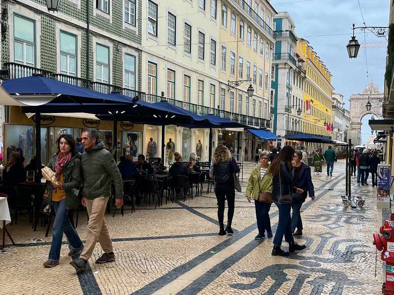 Pessoas caminham na Rua Augusta, ótimo destino numa conexão em Lisboa