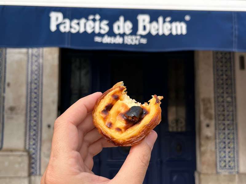O que fazer numa conexão em Lisboa? Comer um Pastel de Belém