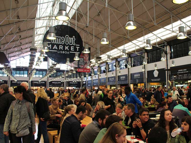 Pessoas comem no Time Out Mercado da Ribeira, outra boa opção numa conexão em Lisboa