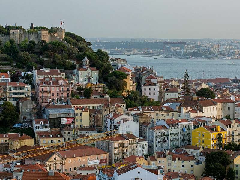 Vista de Lisboa com o Castelo de São Jorge e o Rio Tejo ao fundo