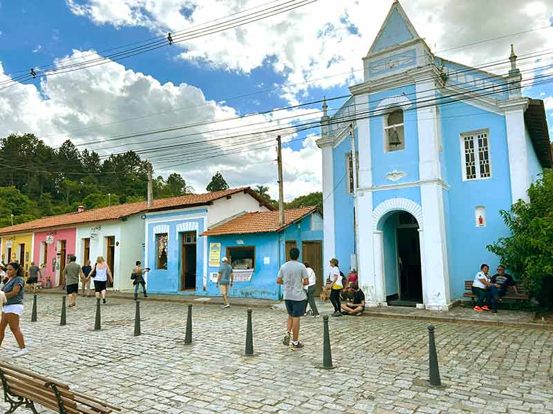 Igrejinha pintada de azul na vila de Luís Carlos em dia cheio de nuvens