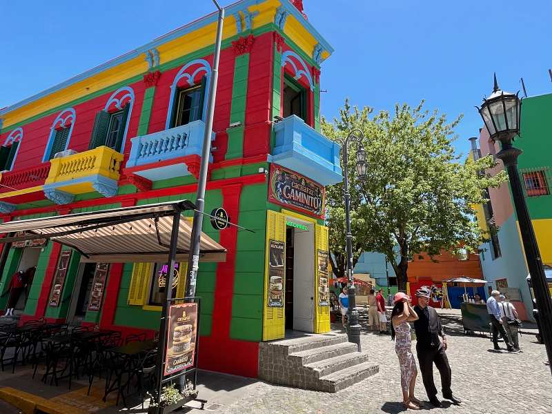 Casa colorida em Caminito, ponto turístico durante parada de navio em Buenos Aires