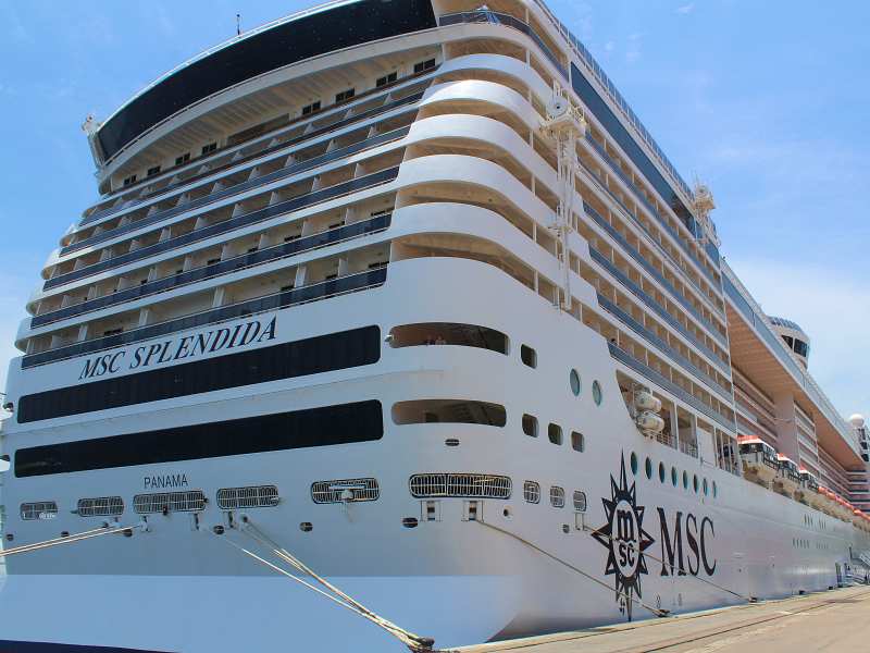 Cruzeiro MSC Splendida atracado em porto