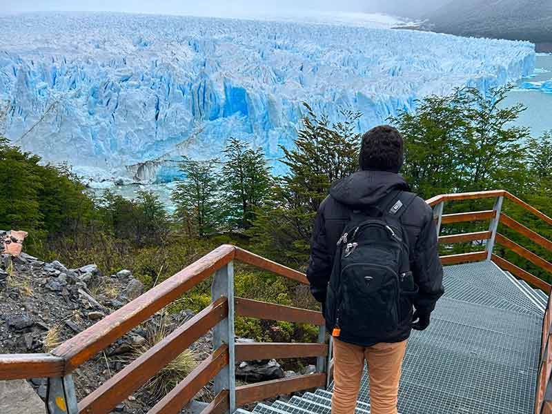 Homem caminha pelas passarelas do Parque Nacional Los Glaciares para ver o Perito Moreno, em El Calafate