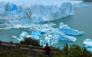 Homem observa o Perito Moreno nas passarelas, dica de o que fazer em El Calafate