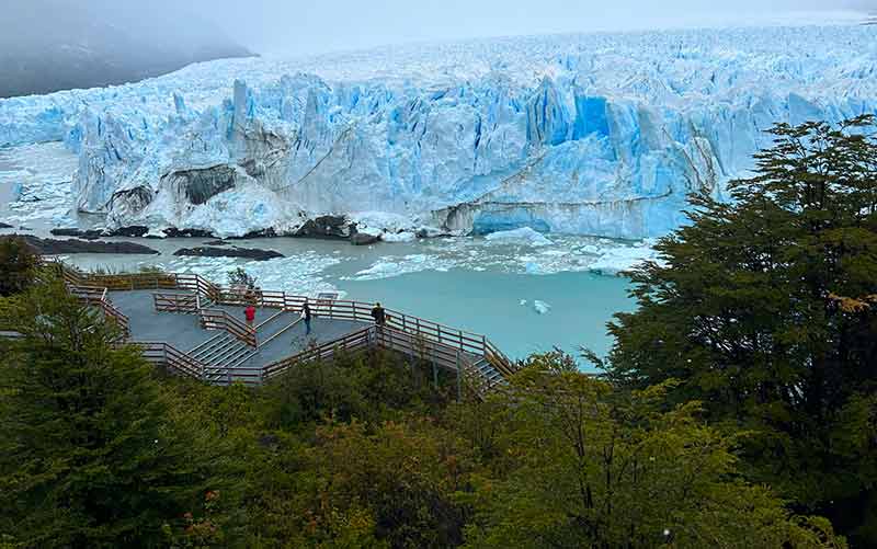 Pessoas paradas nas passarelas do Perito Moreno, em El Calafate