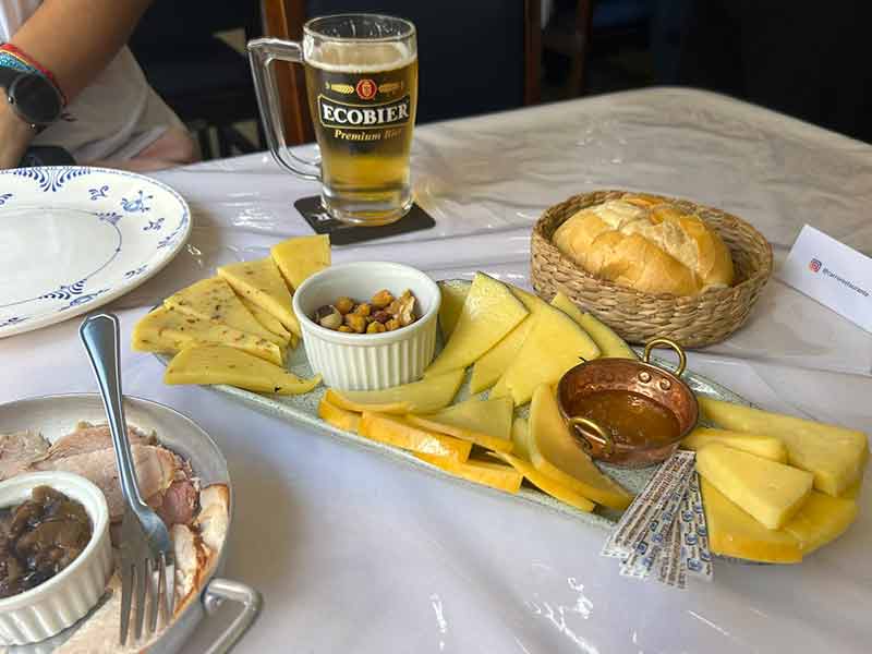 Seleção de queijos da Serra Mantiqueira com geleia na categoria restaurante do trem de Guararema