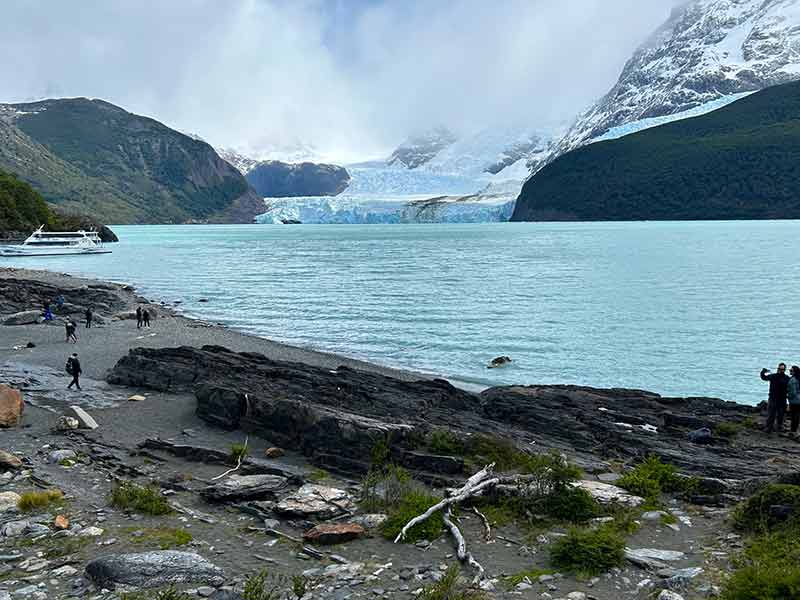 Praia com vista para o Glaciar Spegazzini, em El Calafate