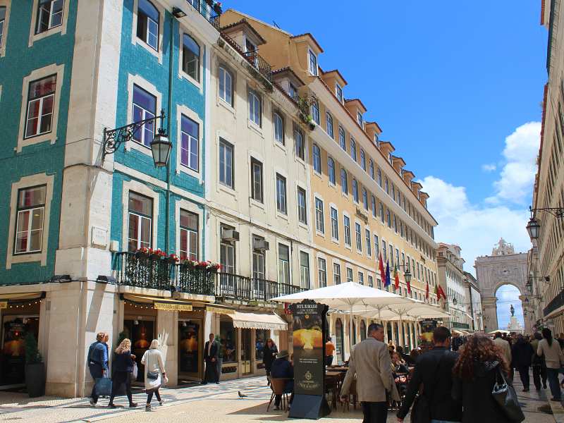 Vista da Rua Augusta, em Portugal, em dia ensolarado