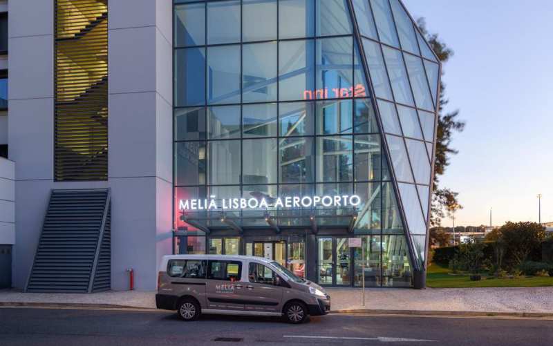 Carro parado em frente ao Meliá, um hotel no aeroporto de Lisboa