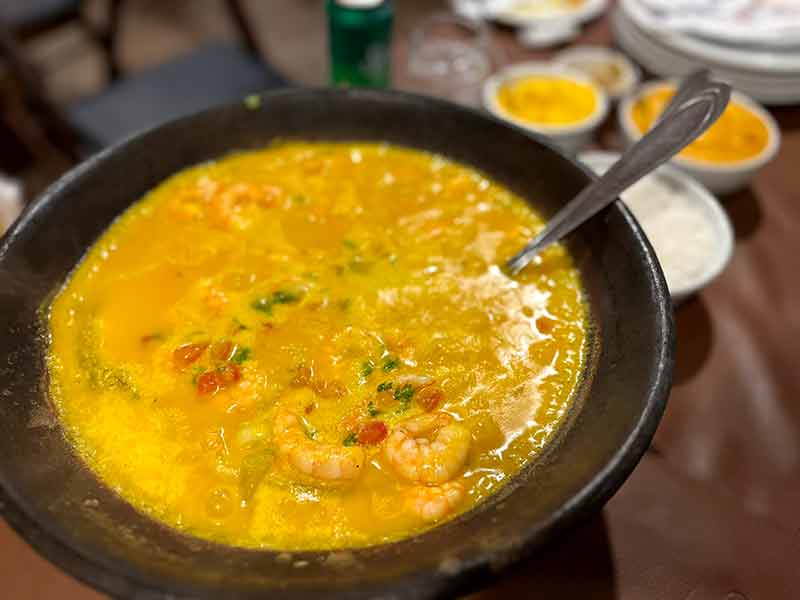 Moqueca de peixe e camarão do Donana, dica de onde comer na Praia do Forte