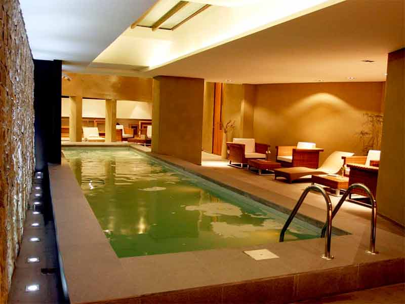 Piscina coberta com espreguiçadeiras vazias do Esplendor, dica de hotel em El Calafate