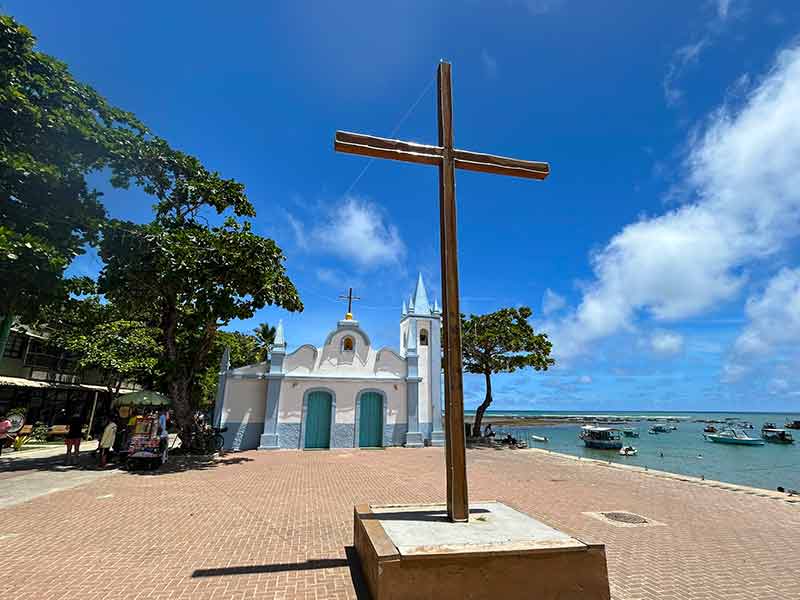 Cruz em frente à igreja de São Francisco de Assis na vila da Praia do Forte