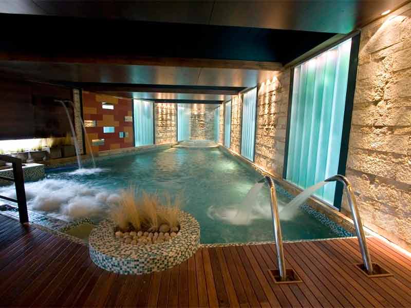 Área da piscina coberta e vazia do Imago, dica de hotel em El Calafate