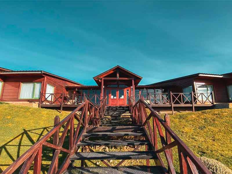 Escada em meio à natureza que leva até os chalés do La Cantera, dica de onde ficar em El Calafate