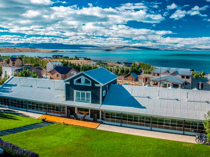 Vista de cima do Los Ponchos, dica de hotel em El Calafate, com o Lago Argentino ao fundo