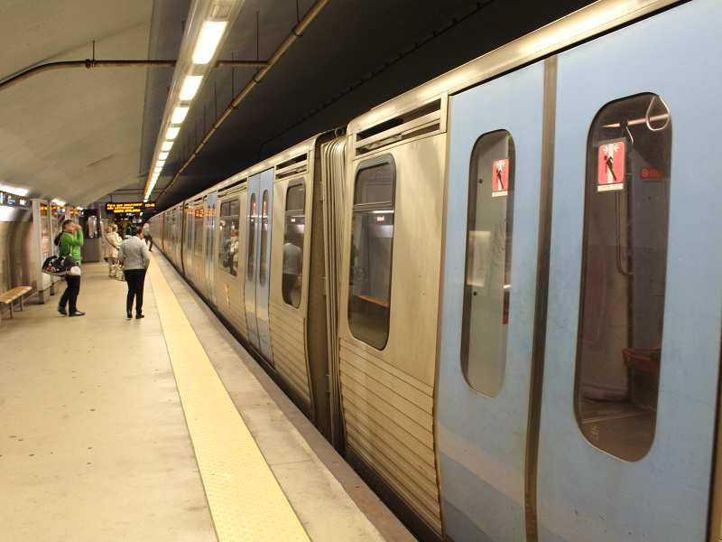 Trem do metrô de Lisboa parado em estação da cidade